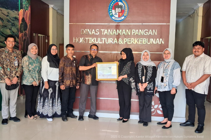 Lindungi Identitas Alam, Kemenkum Sumbar Serahkan Sertifikat IG Gambir Lima Puluh Kota