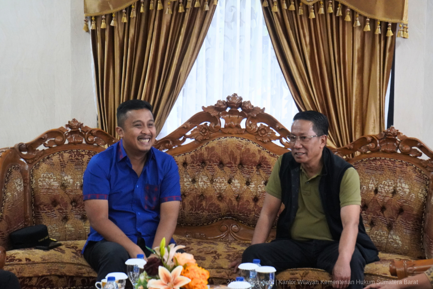 Menteri Hukum Tiba Di Padang, Resmikan Posbankum Desa se-Sumatera Barat